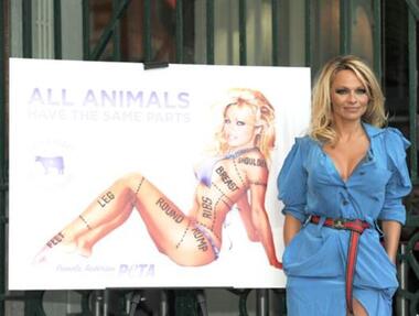 Памела Андерсон на промо-акции организации PETA в Лондоне. Фото: Rex Features/Fotodom.ru