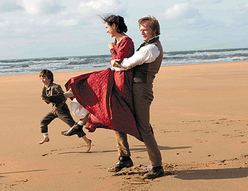 В картине «Происхождение» (2009) Пол Беттани и его жена Дженнифер Коннелли сыграли супругов Чарльза и Эмму Дарвин (на фото). А познакомились актеры на съемках фильма «Игры разума» (2001).