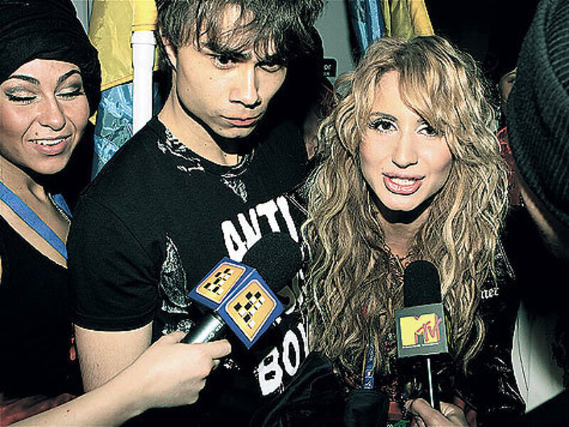 В 2009 году на конкурсе «Евровидение» Светлана ввела моду
на футболки «Anti-crisis girl» и «Anti-crisis boy», которые носили участники фестиваля, в том числе и победитель Александр Рыбак.