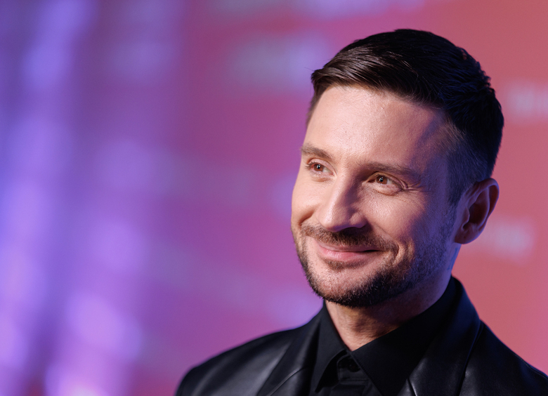 «Почему без шапки?»: Лазарев отчитал свою маму за пренебрежение головным убором на морозе