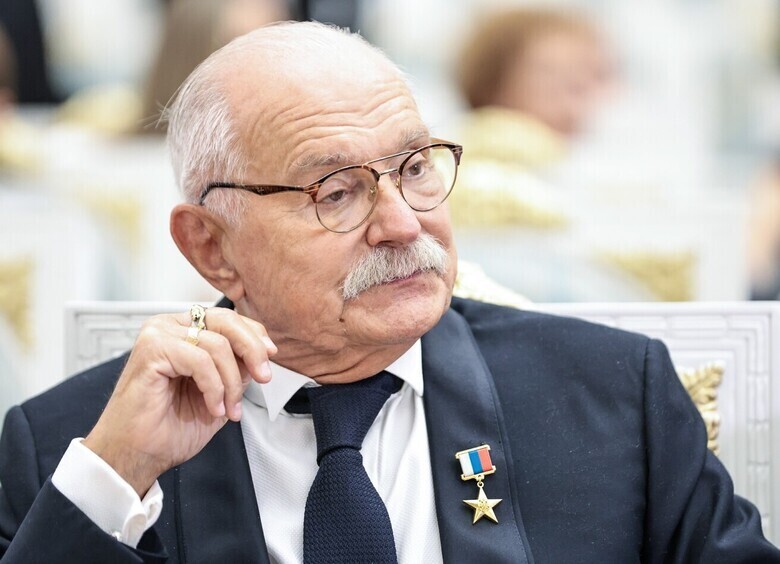 «На коляску пока не накопили»: в Сети появились редкие кадры с правнуком Михалкова