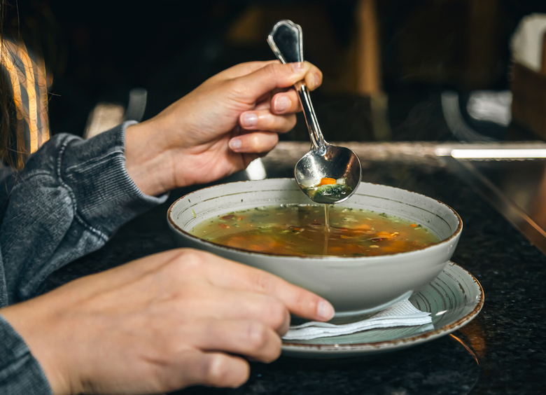 «Пустой» вкус: три приема, которые делают бульон насыщенным