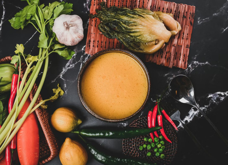 Почему обычный куриный бульон может заменить банки с бадами и таблетки
