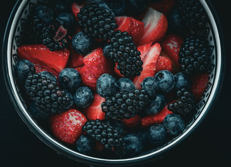 Сочно и вкусно: 5 необычных весенних рецептов с клубникой, шелковицей и черешней