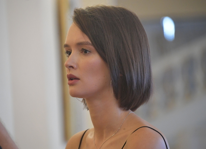 «Она какая-то другая»: Паулина Андреева переполошила поклонников кадрами из Парижа на фоне развода с Бондарчуком