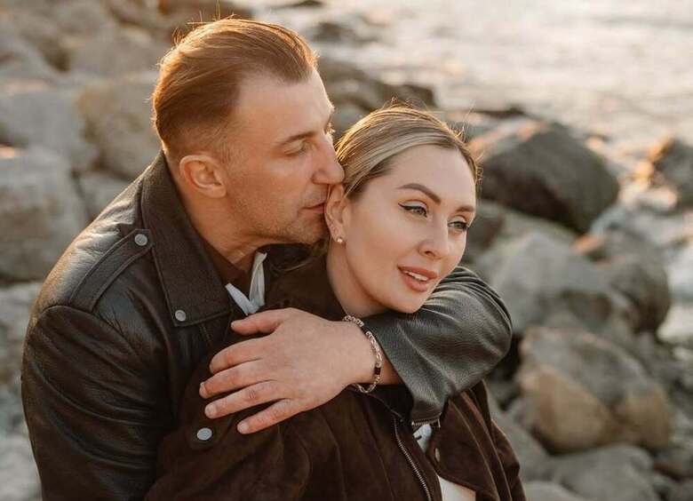 «Я просто увидел женщину своей мечты»: звезда сериала «Солдаты» вспомнил о первом свидании с будущей супругой