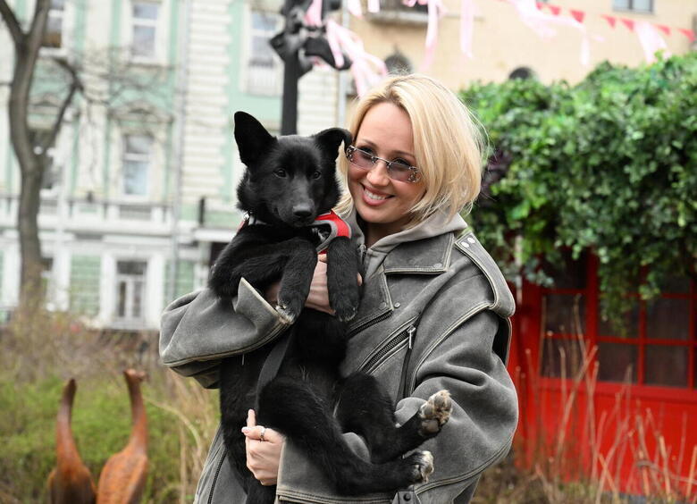 Клава Кока отмокает в бане в «наряде на премию»
