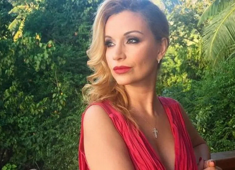 48-летняя Ольга Орлова устроила жаркий фотосет в бассейне