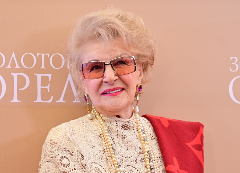 90-летняя Дружинина показала, чем занимается на даче