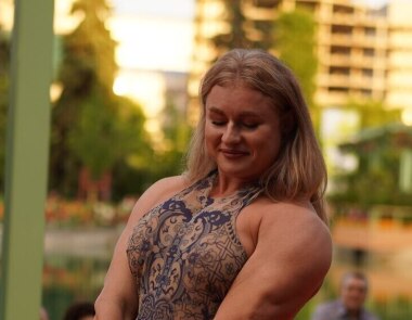 37-летняя Анна Шукшина (Трегубенко) удивила кардинальной переменой имиджа –,культуристка переоделась в нежное летнее платье и прошлась по подиуму в Москве