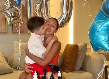Алсу трогательно поздравила сына с 10-летием и показала редкое семейное фото