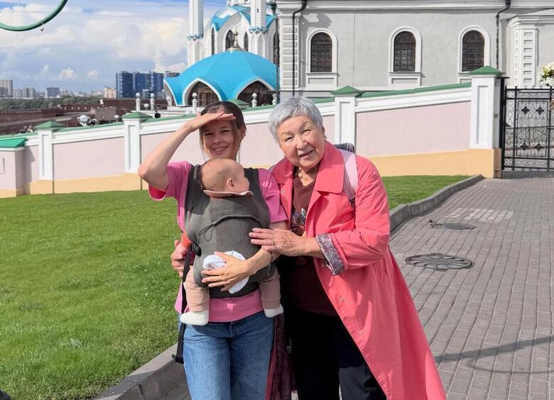 «Вот так бывает»: Катерина Шпица показала 4-месячного сына и свекровь в Казани