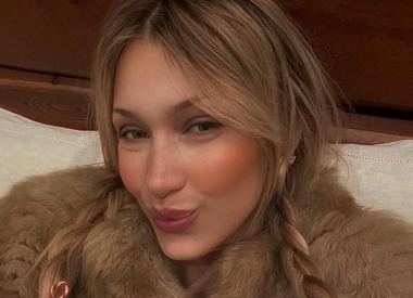 Белла Хадид выбрала образ в стиле 90-х для вечерней прогулки по Нью-Йорку