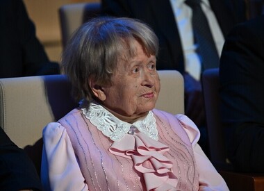 96-летняя Александра Пахмутова пришла на могилу мужа в особый день