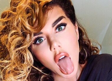 Анна Седокова показала образ с нарядом, напоминающим кокошник
