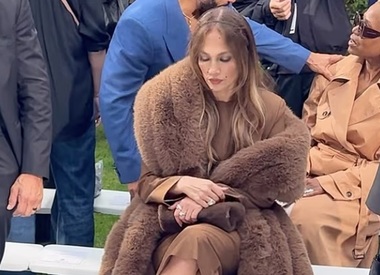 Дженнифер Лопес лишили зонта на показе Stella McCartney