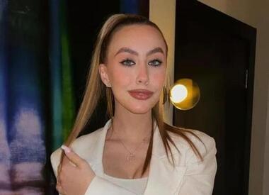 Таисия Маслякова показала образ с жакетом и голубыми колготками