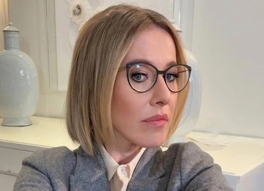 Ксения Собчак раскритиковала лейбл за футболку с надписью «избивающий тип привязанности»