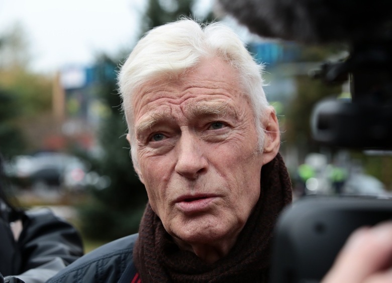 Отрубил себе полпальца и довел жену до обморока: 76-летний Борис Щербаков получил травму у себя дома