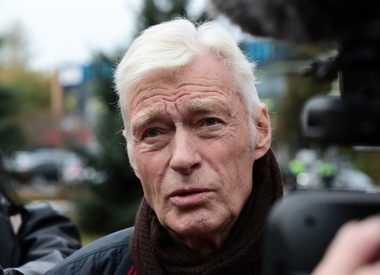 Отрубил себе полпальца и довел жену до обморока: 76-летний Борис Щербаков получил травму у себя дома