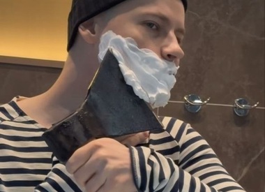 SHAMAN снял шуточный ролик с бритьем топором