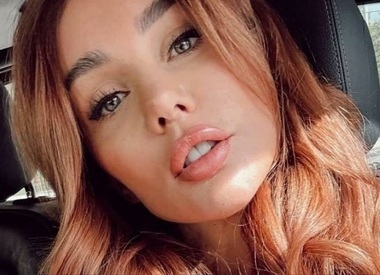 Анна Седокова представила монохромную фотосессию с акцентом на фактуры